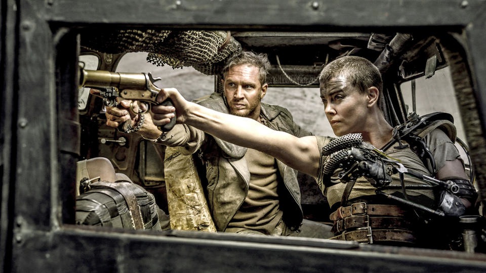 (LR) Tom Hardy Como Max Rockatansky e Charlize Theron Como Imperator Furiosa NA Warner Bros. Pictures e Village Roadshow Pictures, aventura de Ação "Mad Max: Furia Road", um Lançamento de da Warner Bros. Pictures. Fazer LOCAIS de Mídia Warner Bros.