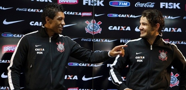 08042013---paulinho-e-alexandre-pato-conversam-entre-si-antes-de-apresentarem-os-novos-uniformes-do-corinthians-para-esta-temporada-1365466453813_615x300