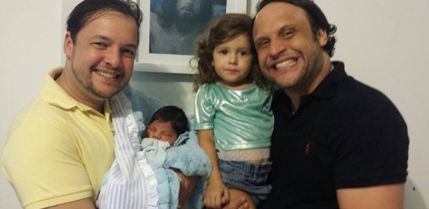 9.jun.2014 - Mailton e Wilson são pais de Maria Tereza, de 2 anos, e do pequeno Teo