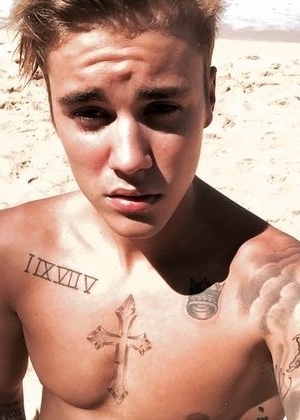 Justin Bieber estava em Bora Bora, Polinésia Francesa, quando fotógrafos fizeram fotos dele bem à vontade