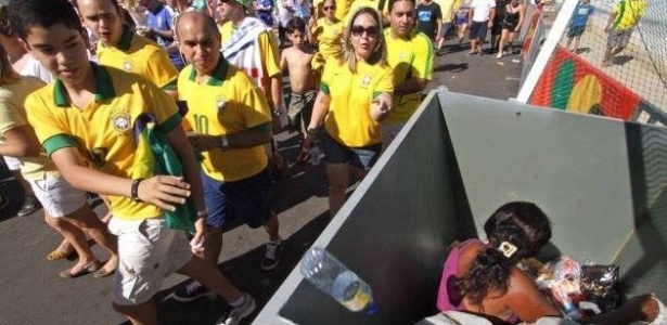 Imagem mostra mulher dentro de lixo sendo ignorada por torcedores a caminho de Brasil x México