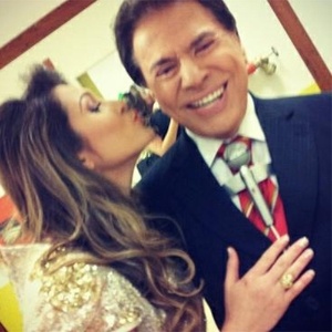 http://imguol.com/c/bol/fotos/2013/09/17/17set2013---livia-andrade-aparece-tirando-casquinha-de-silvio-santos-nos-bastidores-do-programa-jogo-dos-pontinhos-mas-a-moca-ainda-e-so-uma-parte-dos-recentes-momentos-brincalhoes-protagonizados-1379447627527_300x300.jpg
