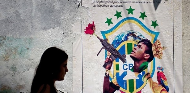 Grafite em muro do Rio de Janeiro, que traz imagem do jogador Neymar segurando uma arma, acompanhada de uma frase de Napoleão Bonaparte: "o maior perigo se dá no momento da vitória"