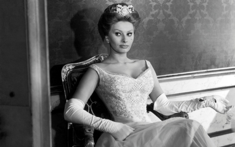 http://imguol.com/c/bol/fotos/2014/05/26/1960---em-o-escandalo-da-princesa-sophia-loren-vive-a-princesa-olympia-1401075232290_800x500.jpg