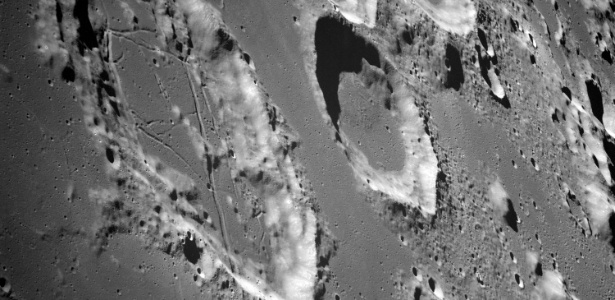 Terreno da Lua é recheado de crateras, como pode ser visto nesta imagem de 1968