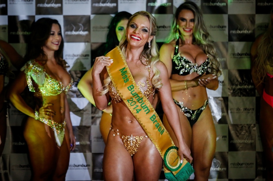 http://imguol.com/c/bol/fotos/2014/11/17/17nov2014---representante-de-santa-catarina-a-jovem-indianara-carvalho-de-22-anos-foi-eleita-a-vencedora-do-concurso-miss-bumbum-brasil-2014-apos-a-votacao-popular-indianara-foi-uma-das-15-1416275966646_956x637.jpg