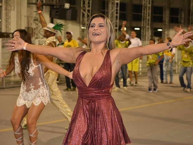 9.fev.2015 - A atriz e modelo Márcia Imperator sofreu com um pequeno deslize durante um ensaio da escola de samba Unidos do Peruche, em São Paulo. A beldade sambava na avenida quando seu vestido foi para o lado e deixou seu seio à mostra. Após o deslize, Márcia cobriu o seio que saltou para fora e continuou a sambar normalmente