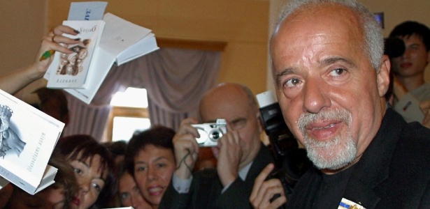 O escritor Paulo Coelho durante uma tarde de autógrafo