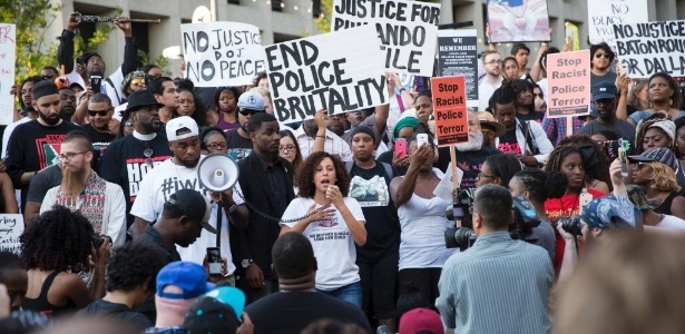 7.jul.2016 - Manifestantes protestam em Dallas contra morte de negro, antes de cinco policiais serem assassinados no local por um atirador negro que quis se vingar da polícia