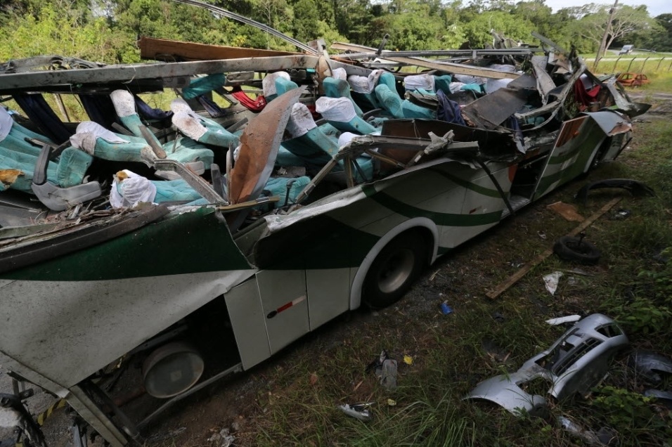 Acidente de ônibus com universitários mata 18 pessoas em SP - BOL Fotos