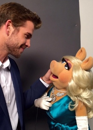 Liam Hemsworth com a personagem Piggy, de "Os Muppets"