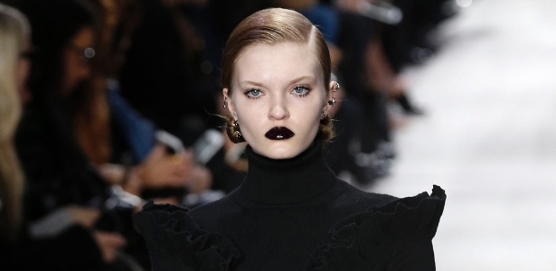 Modelo desfila com lábios pretos para a maison Dior, na Semana de Moda de Paris