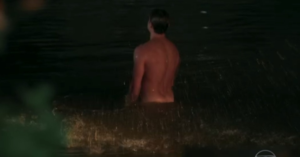 romeu-klebber-toledo-toma-banho-pelado-e