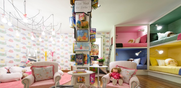 A arquiteta Camila Rosa projetou uma "estante" vertical para os livros infantis.  Espaço da Casa Cor SP 2013
