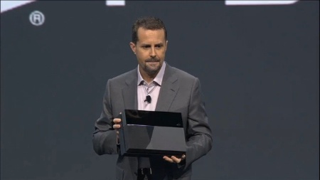 Sony revela aparência final do PlayStation 4; console é parecido com o rival Xbox One.