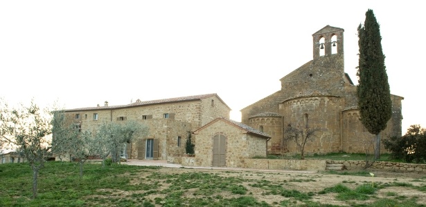 Casa na Toscana é reformada por casal de artistas: exterior medieval é mantido e interiores, modernizados