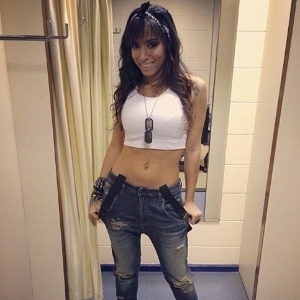 Anitta publica foto com barriga de fora