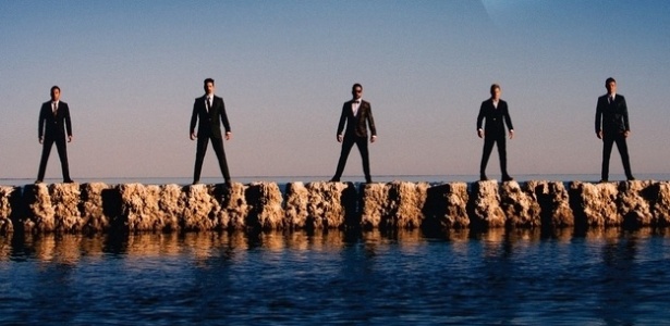 Backstreet Boys na capa do single "In A World Like This"