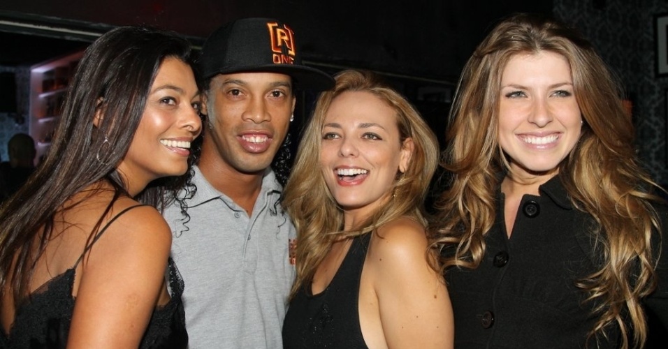 http://imguol.com/c/entretenimento/2013/06/21/21jun2013---ronaldinho-gaucho-posa-com-fas-em-festa-para-colecao-de-sua-marca-de-roupas-em-sao-paulo-1371785984760_956x500.jpg