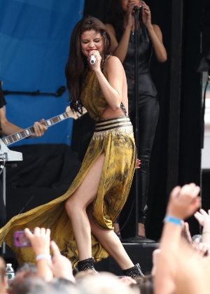 Selena Gomez se apresentou no show de uma rádio americana, em Boston