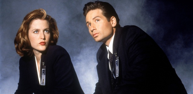 Dana Scully (Gillian Anderson) e Fox Mulder (David Duchovny) em cena de "Arquivo X"
