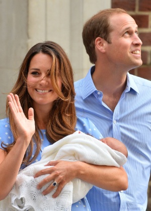 Kate acena para os súditos ao sair do hospital com o filho e o marido, príncipe William