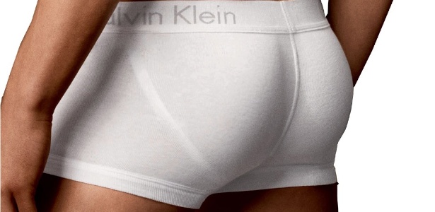 Modelo de cueca Body Boost Butt Trunk, da Calvin Klein, que promete aumentar e levantar o bumbum