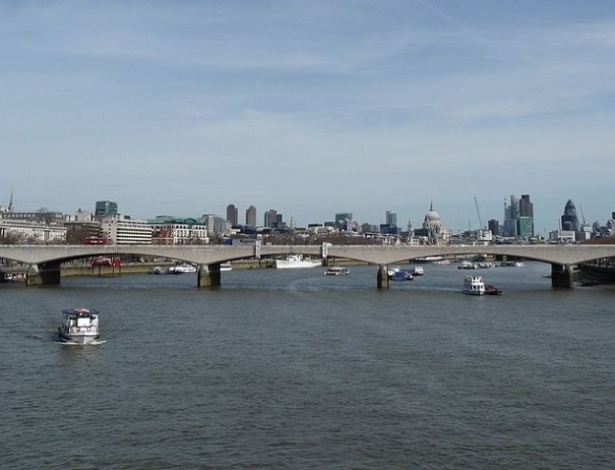 Vista do rio Tâmisa, com o centro financeiro de Londres, a "City", ao fundo 