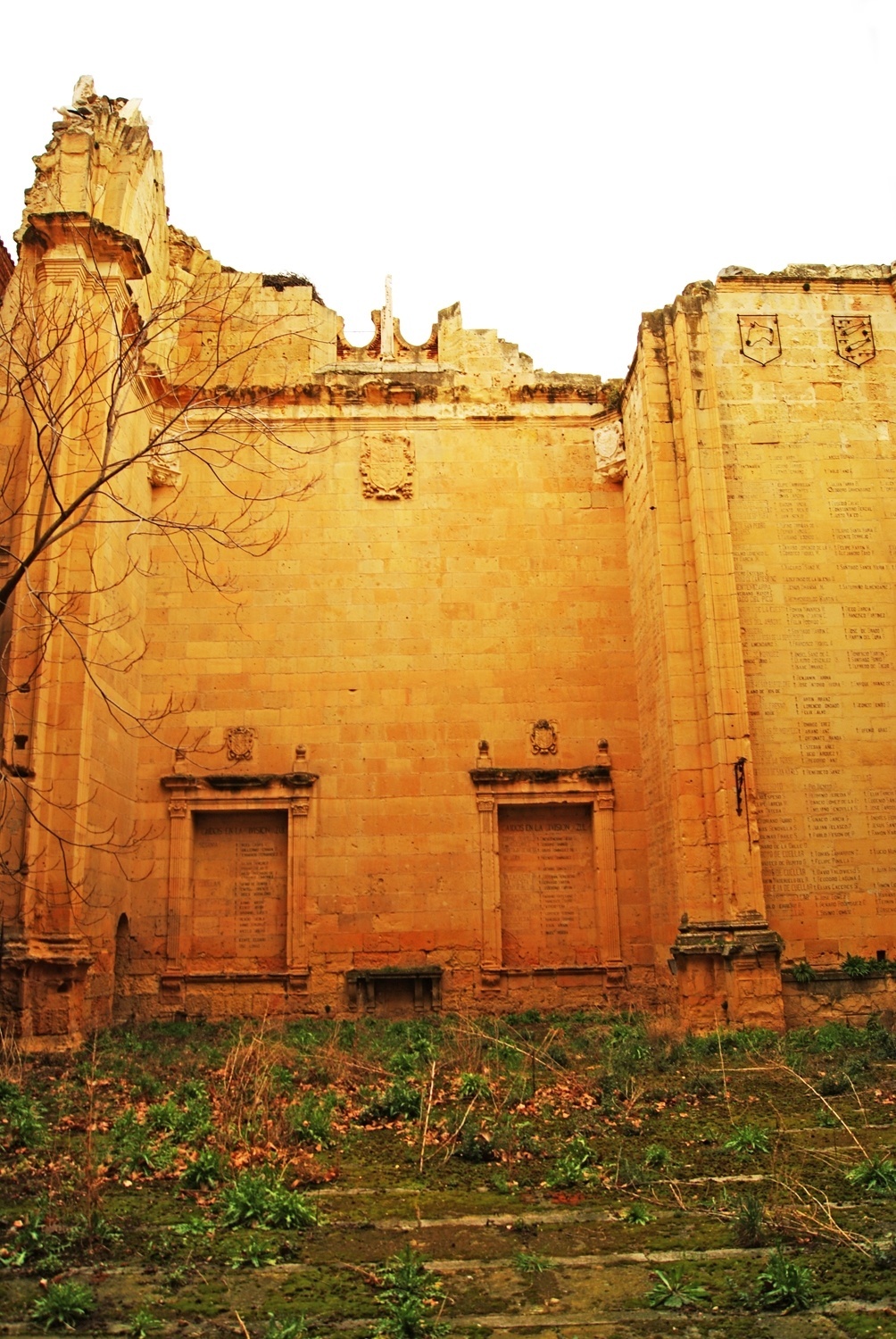  - ambem-nos-jardins-de-martin-crespo-esta-uma-antiga-igreja-destruida-na-guerra-civil-e-hoje-monumento-aos-veteranos-de-batalha-1375204620553_1004x1500