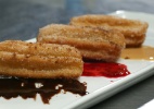Churros com Calda de Framboesa Churros com Calda de Framboesa