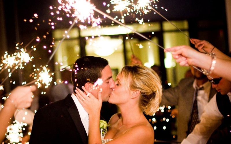 casamento-com-sparklers-na-hora-da-chuva