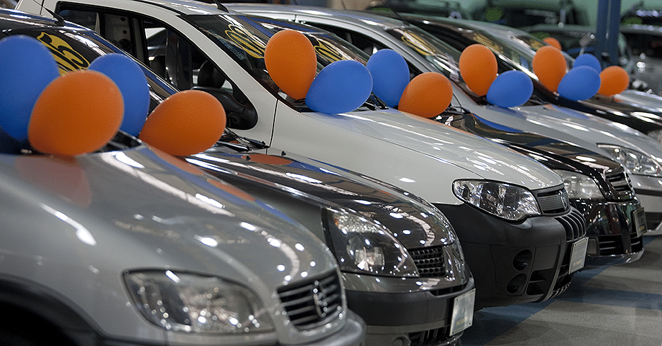 Uma Revendedora De Automóveis Usados Tem Um Lucro