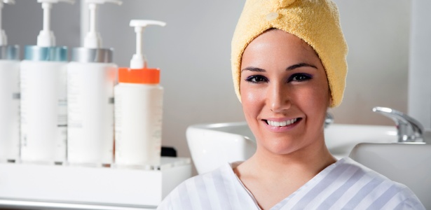 Muitas vezes, o olhar especializado de um profissional é preciso para escolher um tratamento ideal para os cabelos danificados