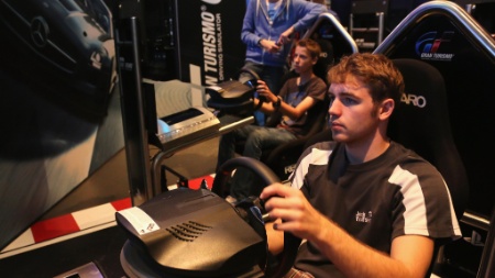 Jogadores experimentaram "Gran Turismo 6" na Gamescom 2013, na Alemanha