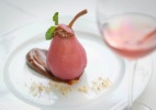 Pera ao Vinho Rosé com Creme Toffee Pera ao Vinho Rosé com Creme Toffee