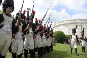 Fanáticos por História se vestem como membros do Exército Francês e participam de uma encenação de Waterloo, a famosa batalha de Napoleão, em Braine-l'Alleud, na Bélgica