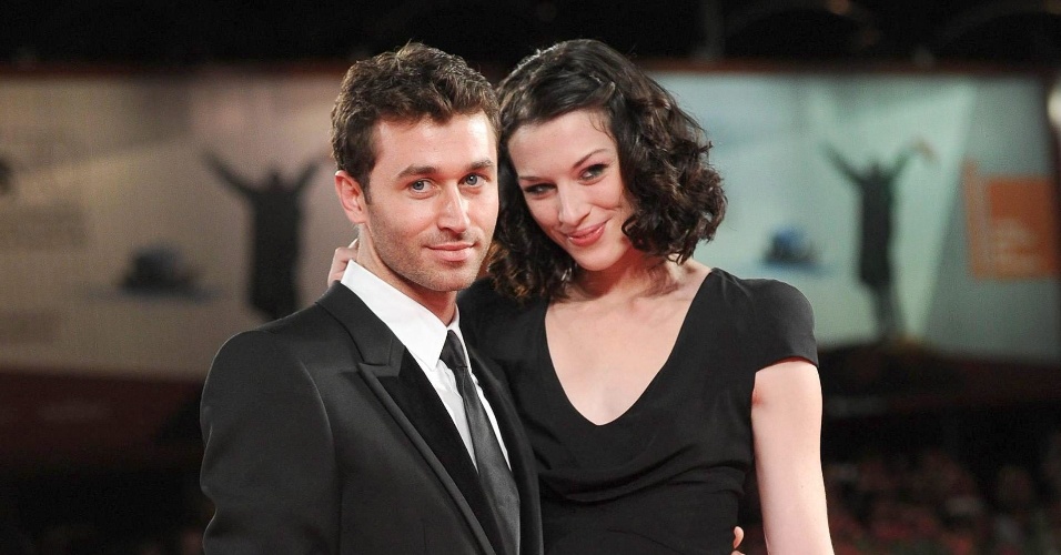 30ago2013---o-ator-porno-james-deen-que-contracena-com-lindsay-lohan-no-filme-the-canyons-posa-com-a-namorada-a-tambem-estrela-do-cinema-adulto-stoya-no-tapete-vermelho-do-festival-de-veneza-1377951705130_956x500.jpg
