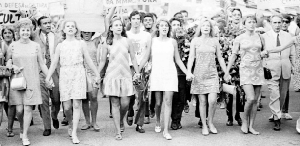 1968 -Atrizes durante a passeata dos cem mil, em protesto contra a ditadura militar no Brasil, no Rio de Janeiro