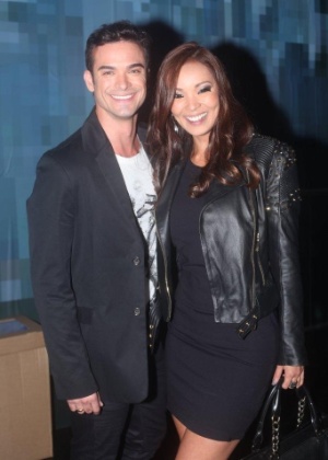 Carol Nakamura com o noivo Sidney Sampaio