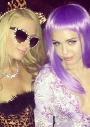 31.out.2013 - No dia do Halloween, Paris Hilton publica em seu Instagram foto ao lado de Miley Cyrus em uma festa em Los Angeles. Paris foi com uma fantasia de oncinha, enquanto Miley se vestiu como a rapper Lil Kim