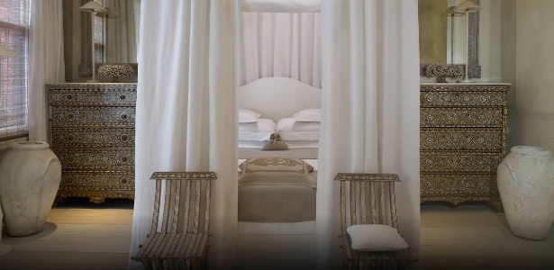 A suíte Corfu tem cama com dossel coberto com redes e um par de aparadores de madrepérola
