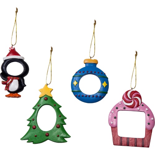 Enfeites com fotos ou em forma de doces decoram árvore de