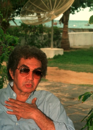 O cantor Reginaldo Rossi em sua casa em Recife, em 1999