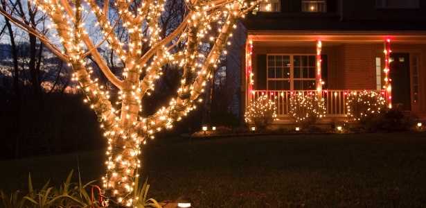 Decore o jardim e a fachada de casa sem exageros, usando luzes e enfeites 16 12 2013 UOL # Decoração De Natal Jardim Decore o jardim e a fachada de casa sem exageros, usando luzes e enfeites 16 12 2013 UOL # Decoração De Natal Jardim