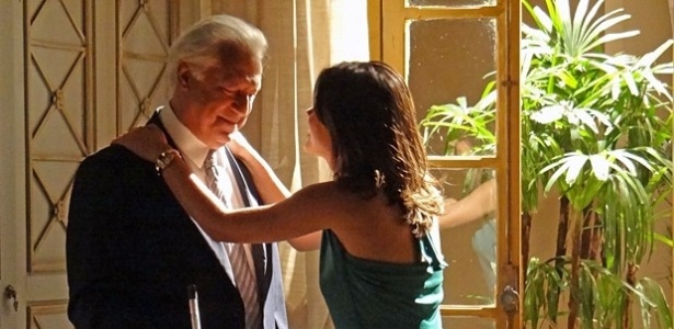 Em "Amor á Vida", Aline se assusta ao ver César bem vestido sem sua ajuda