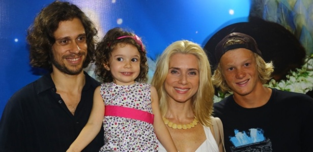 Letícia Spiller com o marido, Lucas Loureiro, e os filhos, Pedro e Stella