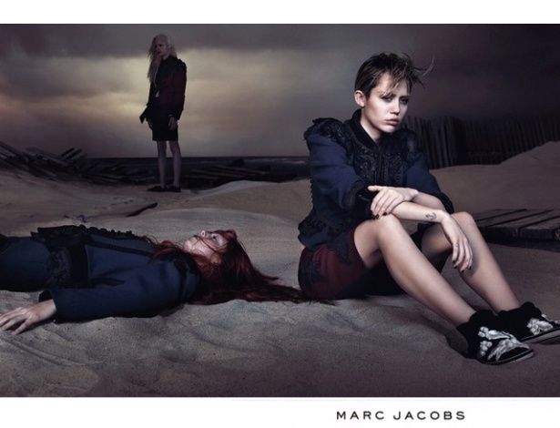 A cantora Miley Cyrus é a nova garota-propaganda de Marc Jacobs e posou para campanha que divulga a coleção Verão 2014 do estilista norte-americano