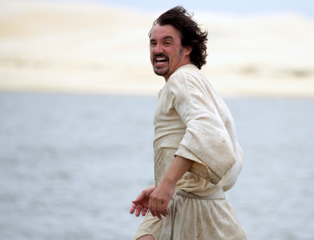 O ator Caio Junqueira em cena da série "Milagres de Jesus", no episódio "A Pesca Maravilhosa"