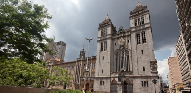 Mosteiro São Bento, ao lado da Estação São Bento do metrô, faz parte do roteiro histórico de São Paulo