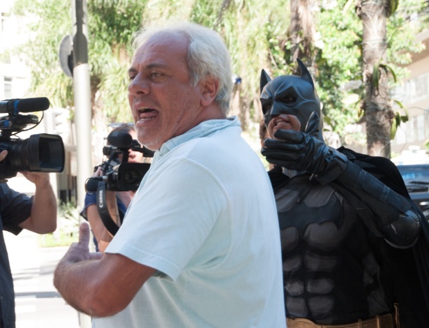 O cineasta Rodolfo Brandão discute com manifestante fantasiado de Batman, no Leblon